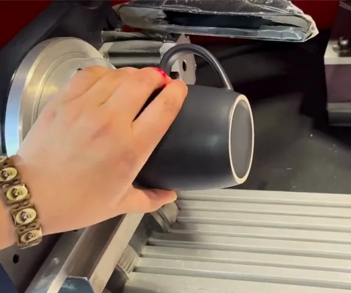 Eine Senator-Tasse wird für die Lasergravur vorbereitet
